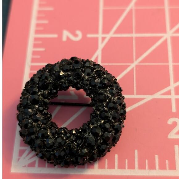 Vintage Art Deco Black Rhinestone Black Metal Wreath Brooch - Picture 2 of 5
